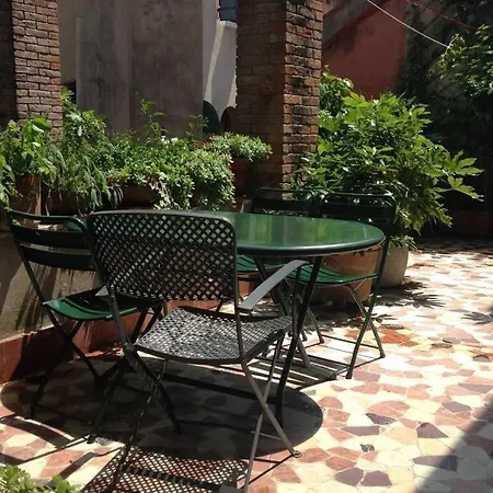公寓 A Private Terrace In The Heart Of
